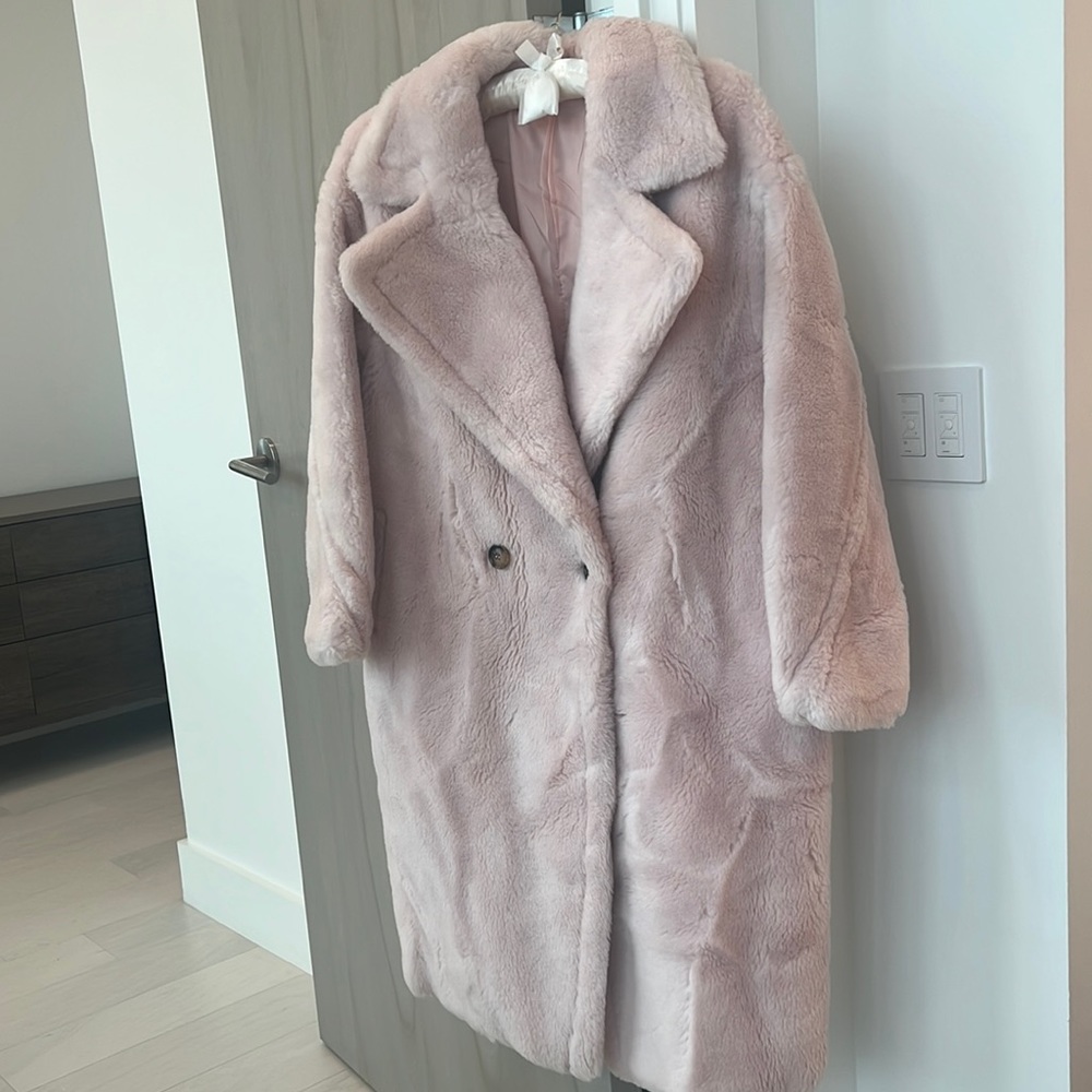 Fur coat. Viscose lining.